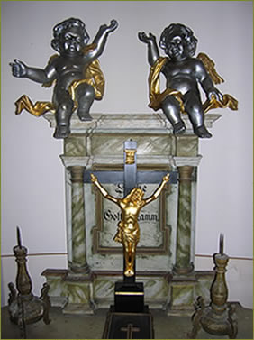 Rekonstruktion von zwei Engeln und einem Kruzifix in der Kirche Ebersbach